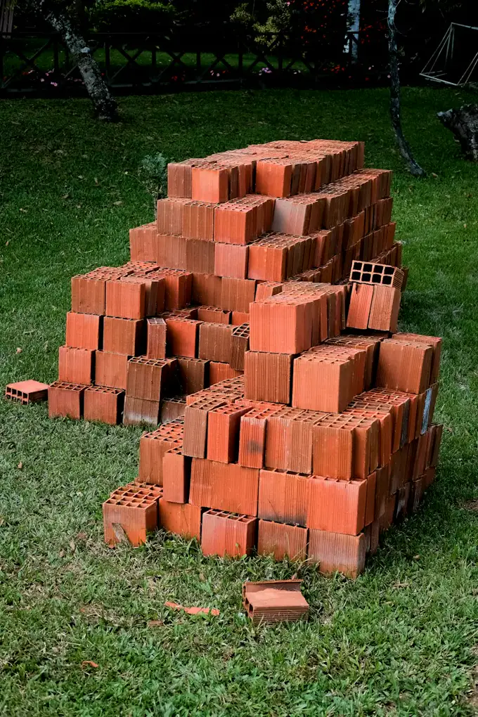 Pustaki ceramiczne składowane na działce